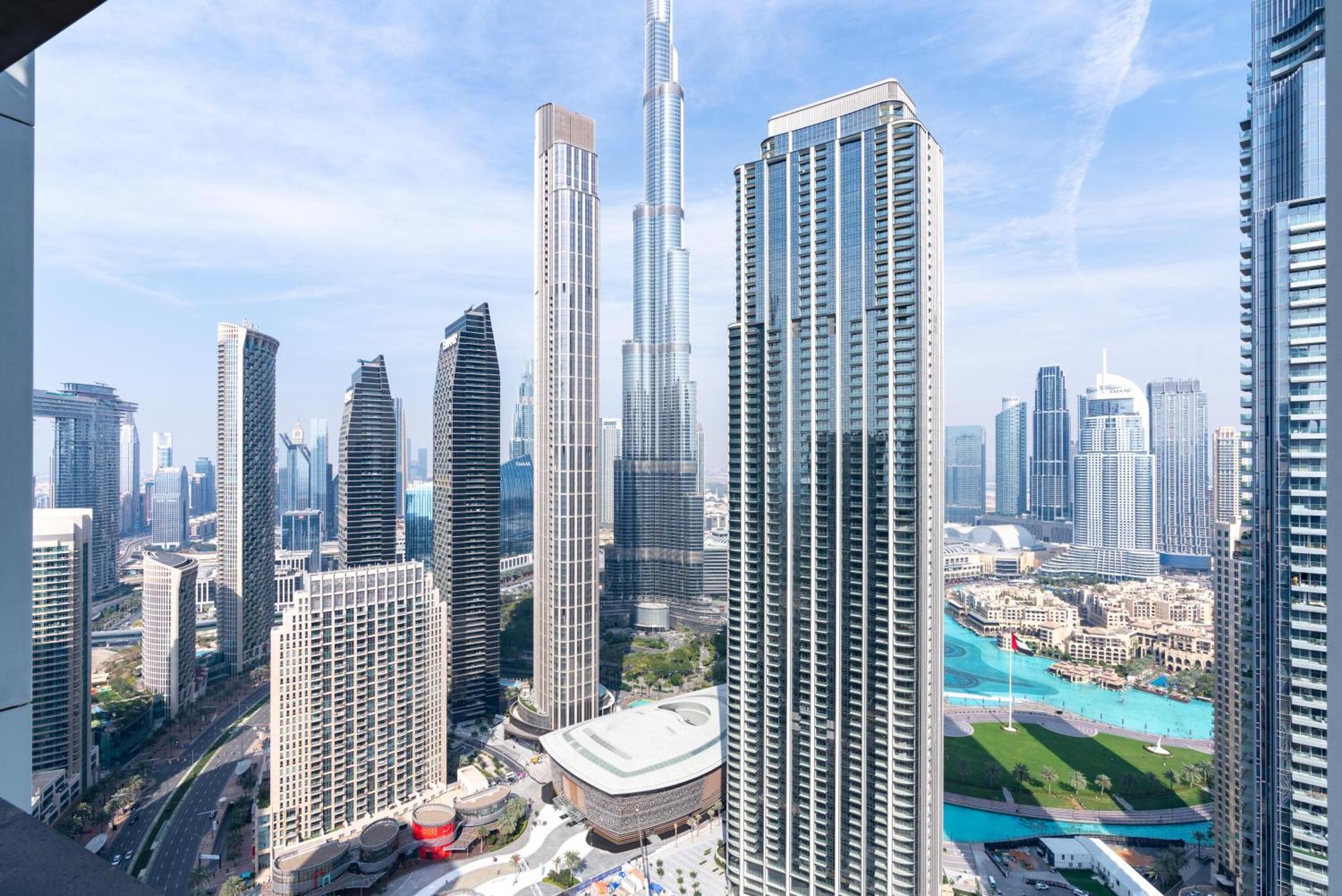 Luxury Furnished Unit In Downtown High Floor Apartment *
